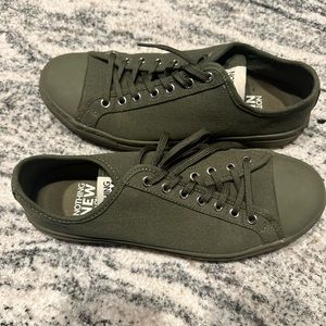 Like New Women’s size 7.5 all green sneakers